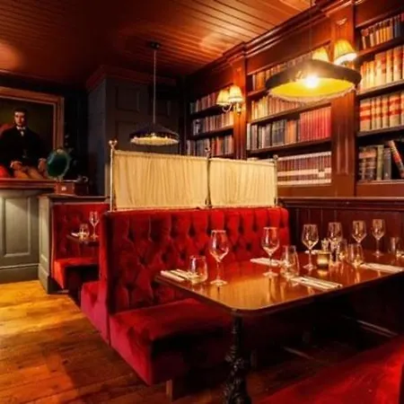 بيت ضيافة The At Cunningham's - Adults Only 4*